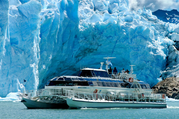 Perito Moreno Glacier - CALAFATE (Footbridges and Navigation) "8 hours" ( Shared tour )